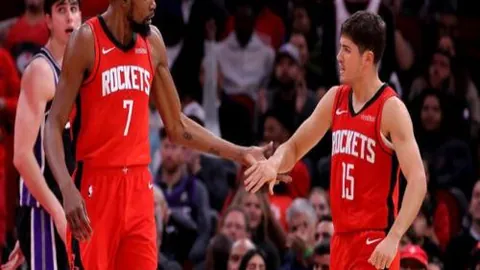 阿伯格捷尼赛斯赛王者重返荣耀，伍兹盛装出席颁奖仪式