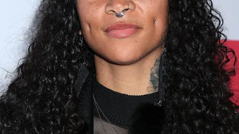 霍伊伦英国与女友超市买牛奶